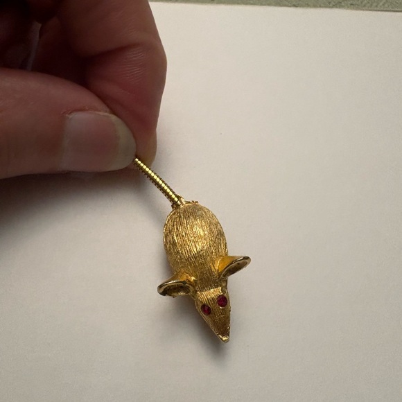 Vintage 70s Children’s Gold Mouse Pin w/ Red Eyes and Long Tail Costume Jewelry - Picture 2 of 12